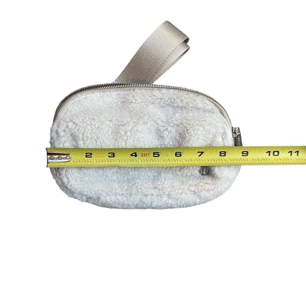 Lululemon Everywhere Belt Bag Fleece‎ Natural Beige Tan Silver Hardware New - Picture 9 of 9